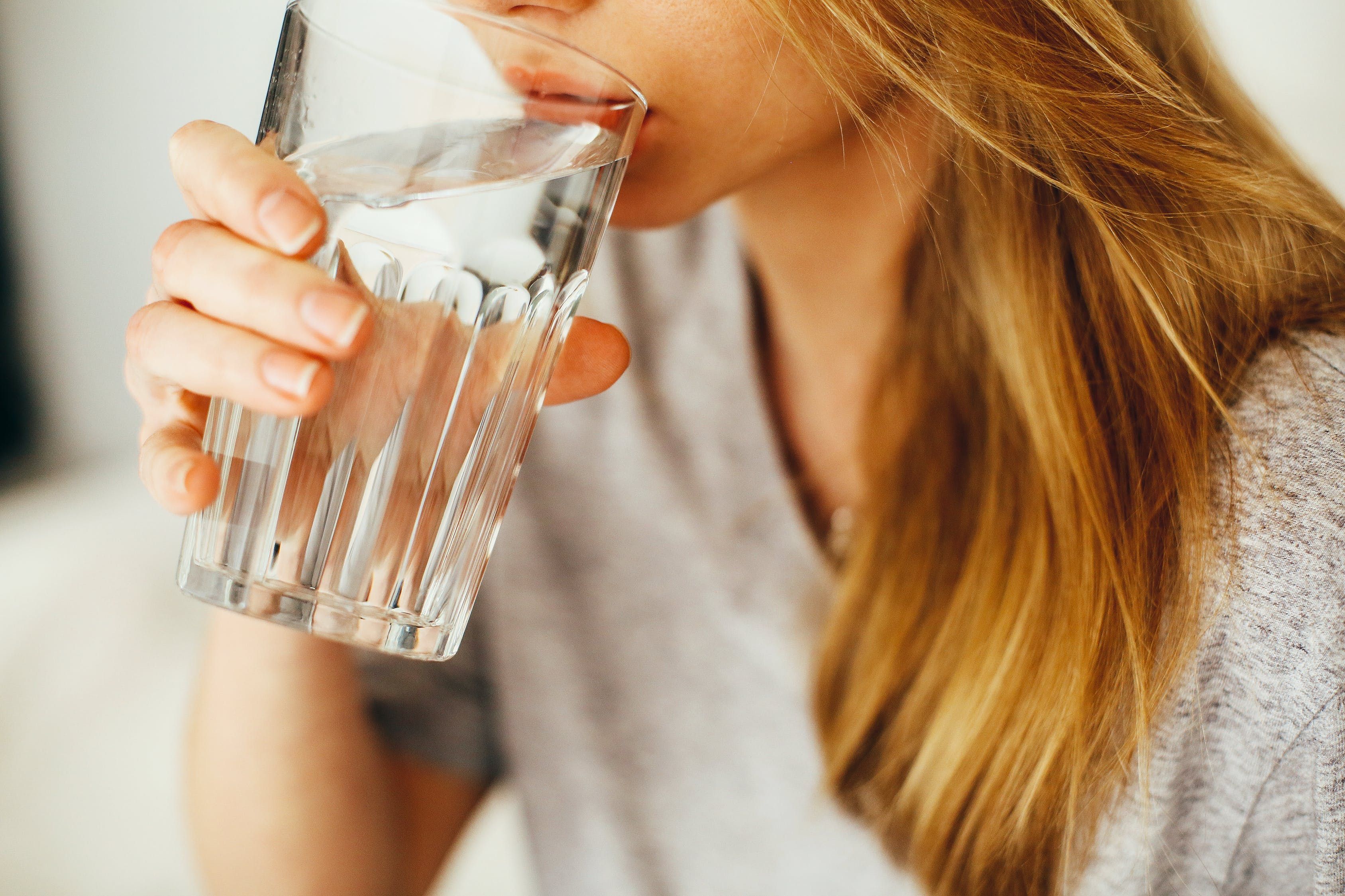 Чтобы удержать организм в норме: когда нужно выпить стакан-два воды