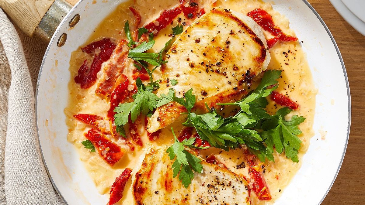 Корисна смакота: приготуйте апетитні курячі котлети у томатно-вершковому соусі - Здорово