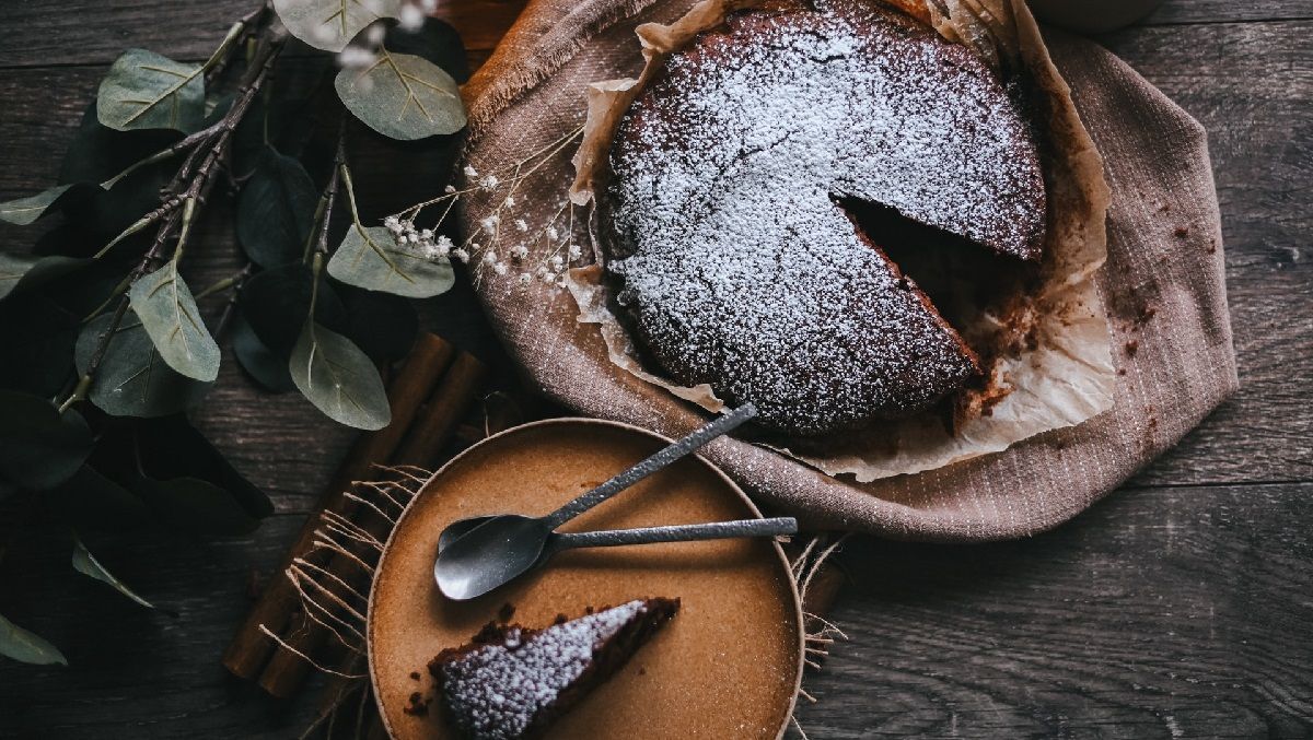 Шоколадно-вишневый пирог: сладкий десерт и никаких лишних калорий - Здорово