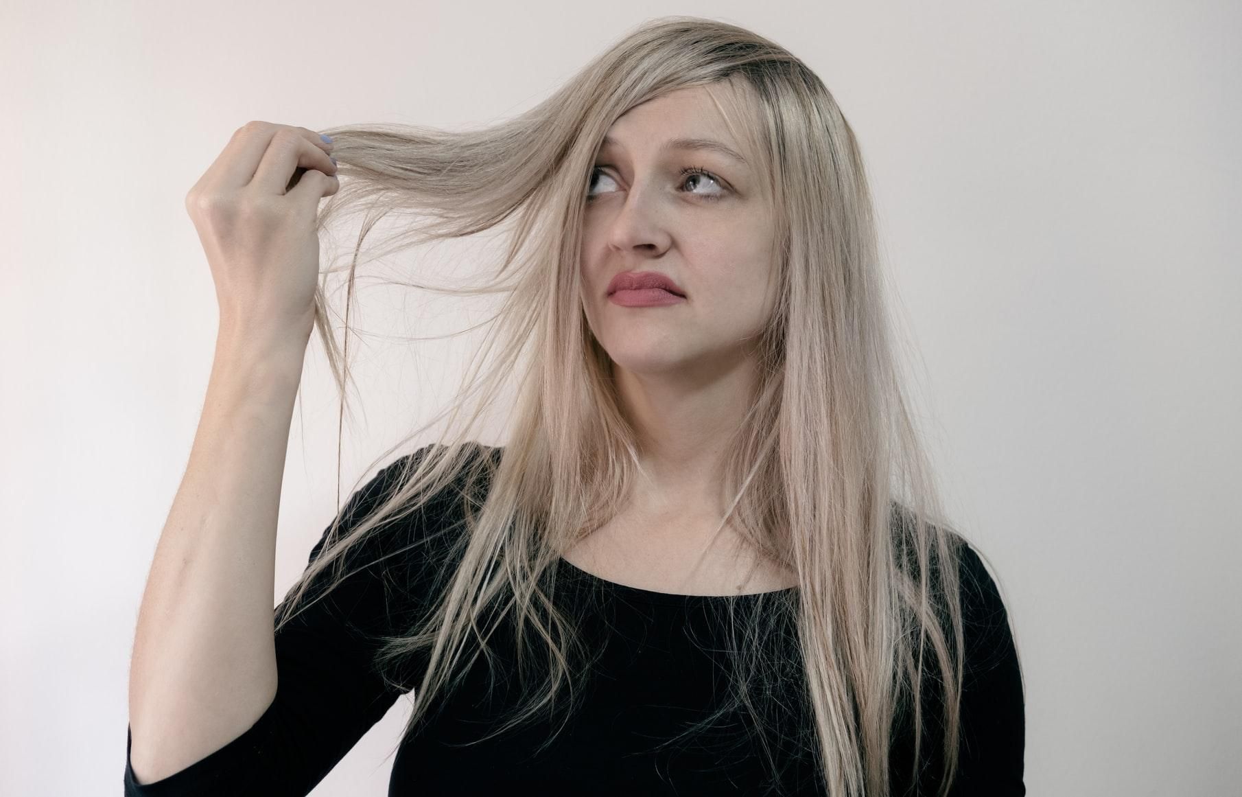 Ошибки бьюти-рутины: 5 привычек из-за которых у вас выпадают волосы - Здорово