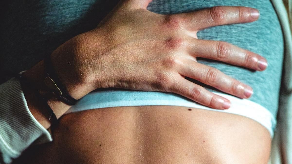 Тесная одежда приводит к изжоге: причины неприятного жжения в груди - Здорово